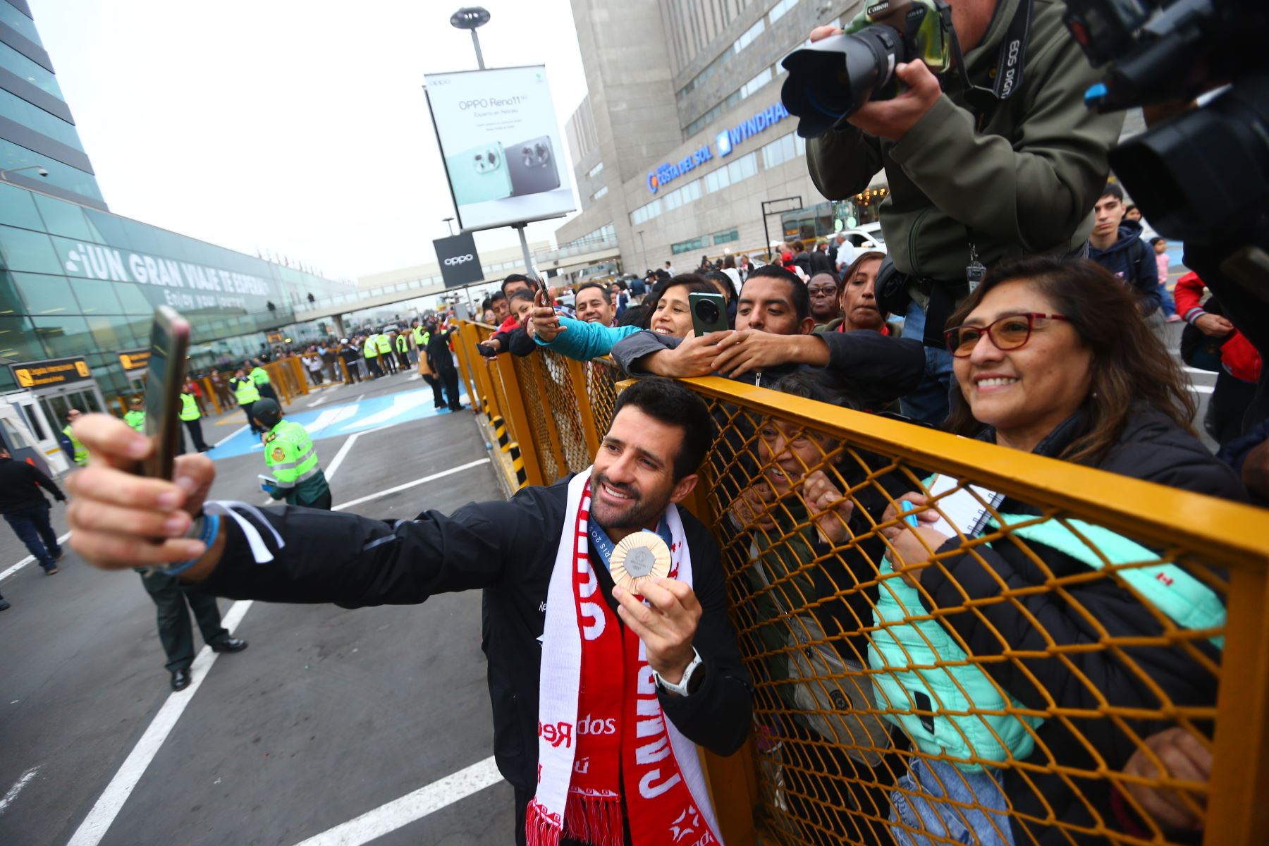 Deportistas olímpicos recibidos como héroes en Lima