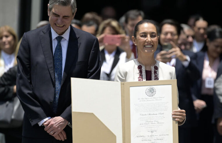 Sheinbaum recibe constancia como presidenta electa de México