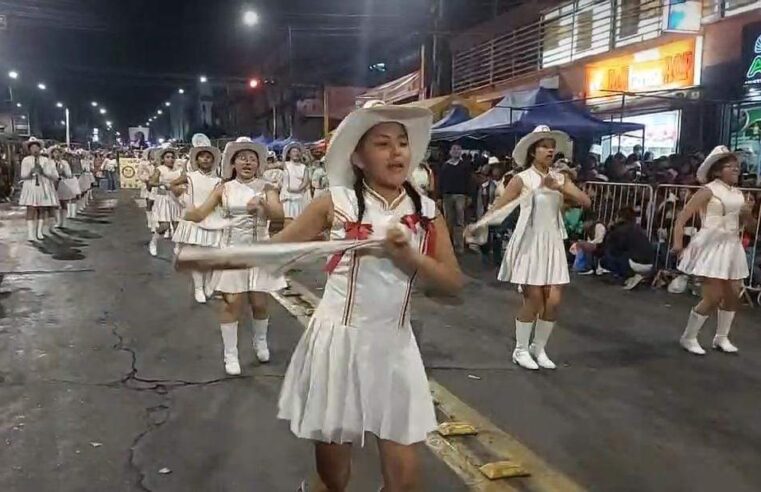 Estudiantes del Micaela Bastidas soportaron frío, acoso en el corso