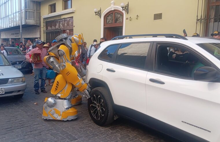 Vehículos mal estacionados entorpecieron la Entrada de Ccapo