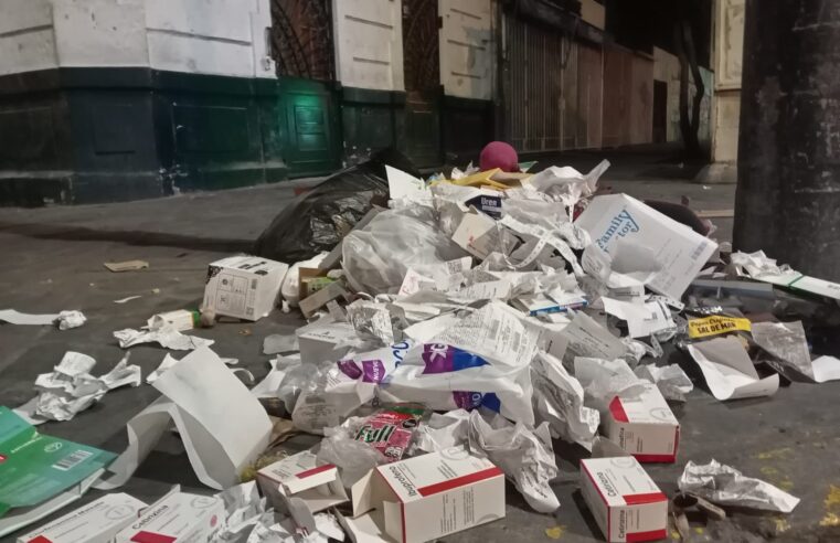 Farmacias acumulan empaques de medicamentos frente al hospital Goyeneche