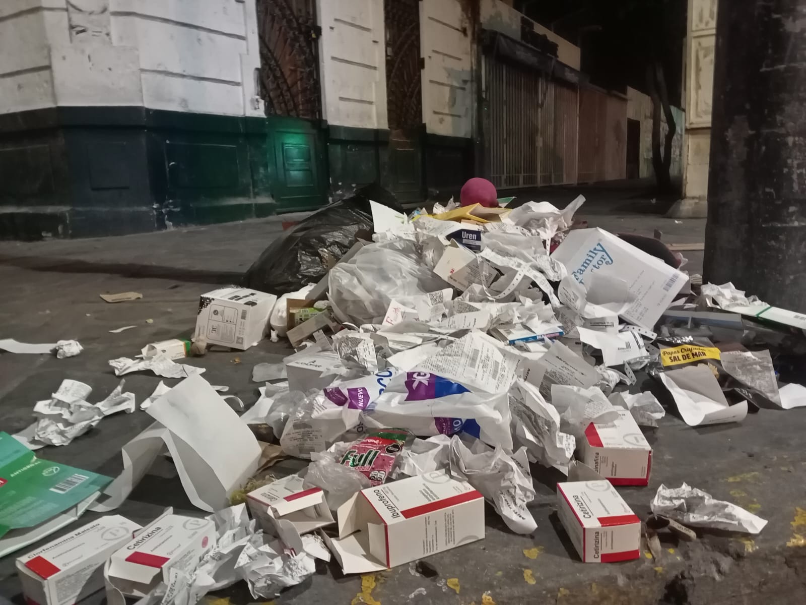 Farmacias acumulan empaques de medicamentos frente al hospital Goyeneche