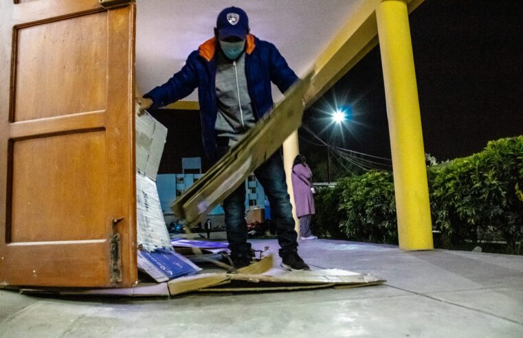 Pacientes siguen durmiendo en la calle para conseguir atención en el Goyeneche