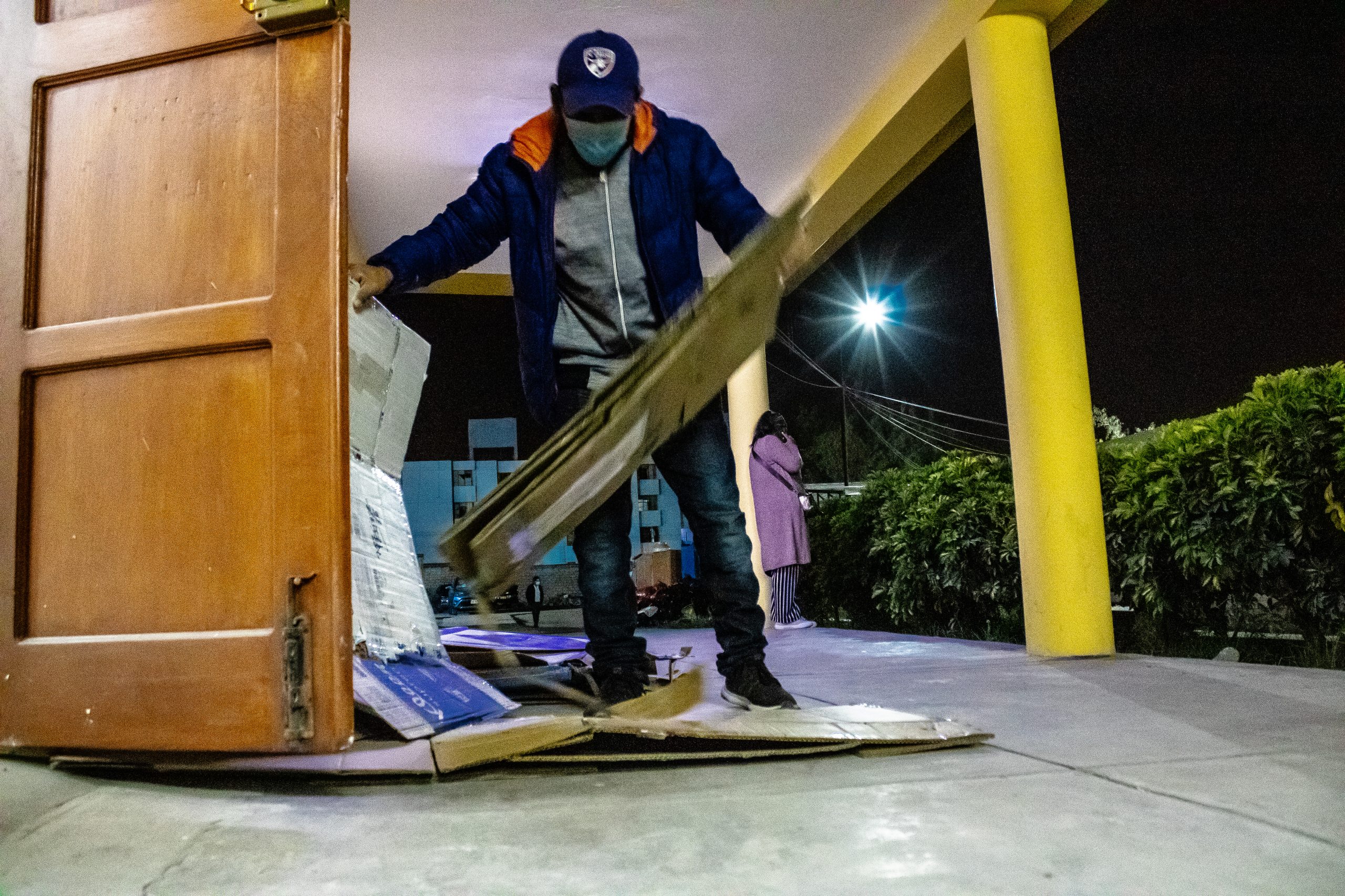 Pacientes siguen durmiendo en la calle para conseguir atención en el Goyeneche