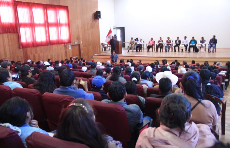 Colegios Independencia Americana y Micaela Bastidas protestan contra congresista María Agüero