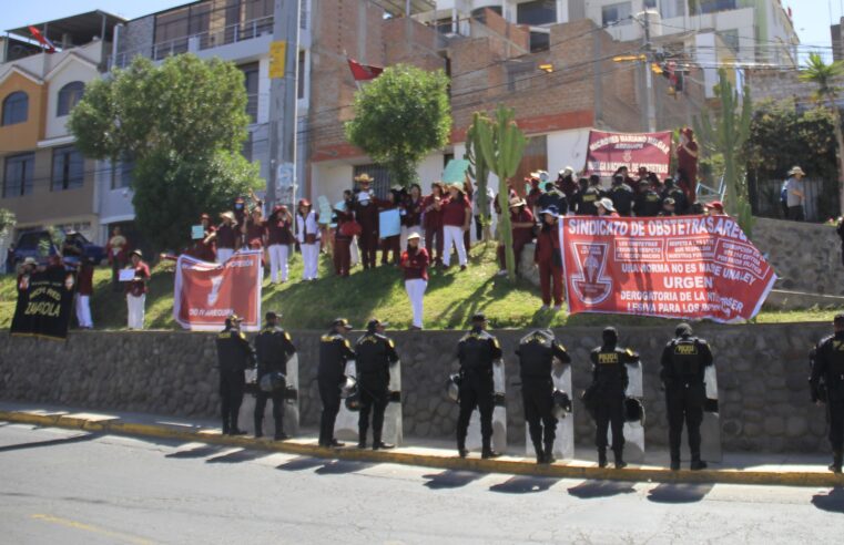 Obstetras protestan en Arequipa contra resolución del Ministerio de Salud