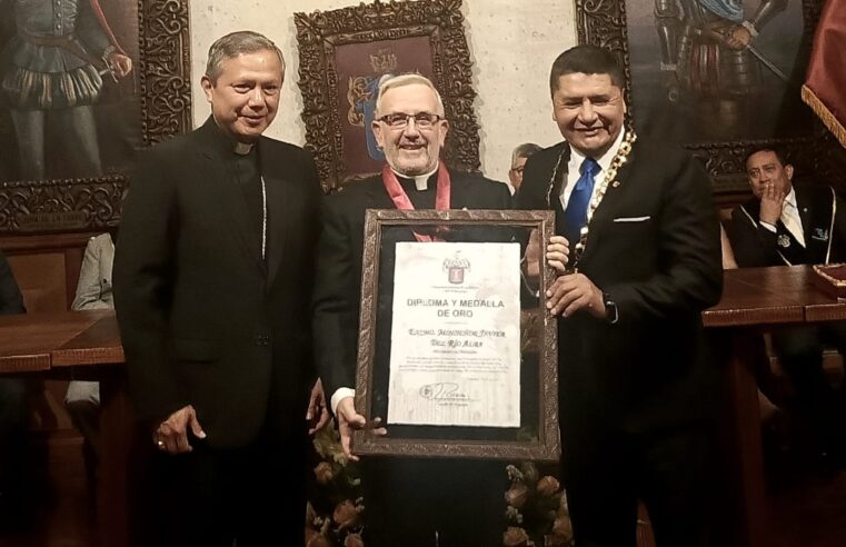 Arzobispo recibió Medalla de Oro de la Ciudad