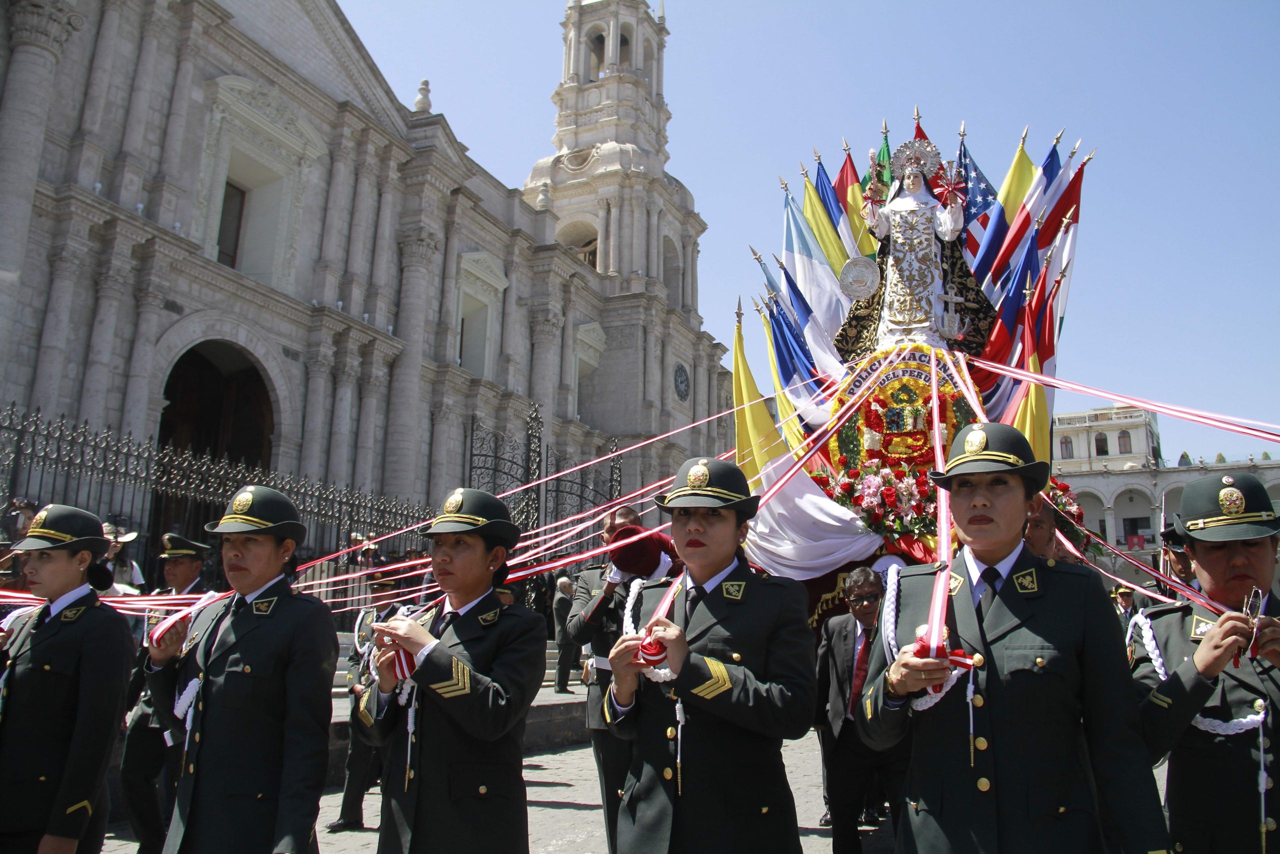 Fervor religioso en procesión y misa de Santa Rosa de Lima