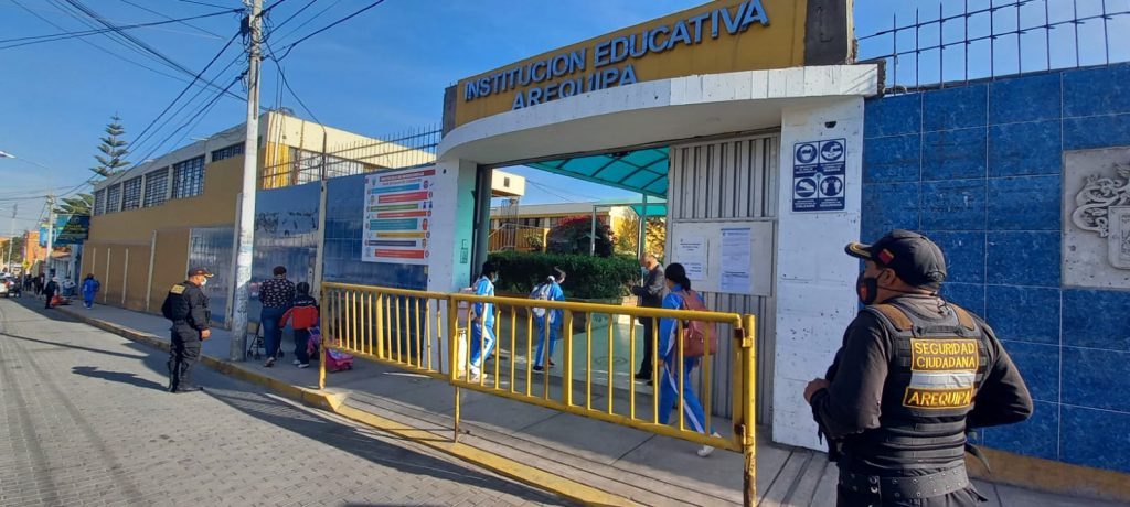 Estudiantes del Colegio Arequipa serán reubicadas en tres planteles