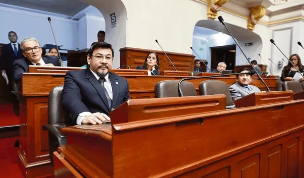 Congresista presenta proyecto para que sentenciados por corrupción puedan postular