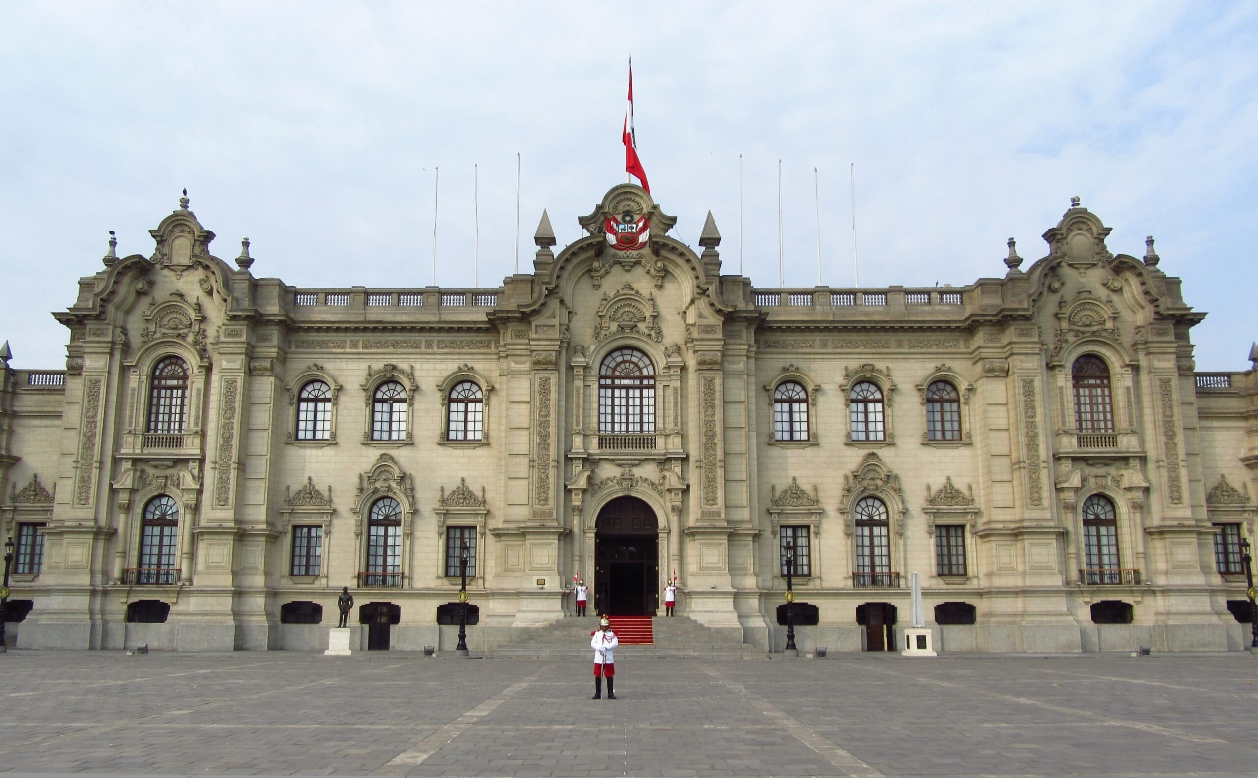 Trabajadores de Palacio de Gobierno exigen aumento salarial