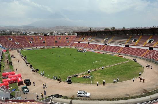 UNSA asegura que en solo un mes instalará la pista atlética.