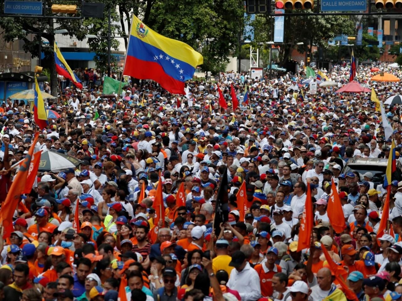 Miles de personas protestan en Venezuela