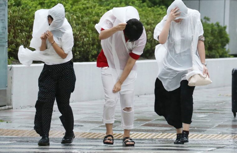 Japón en alerta por poderoso tifón: cancelan vuelos y trenes