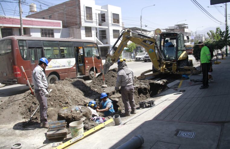 Rotura de tubería matriz provoca inundación en la avenida Kennedy