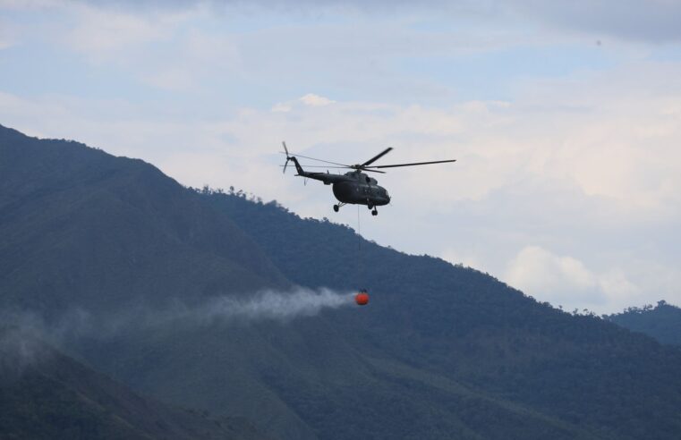 Con dos helicópteros y brigadas terrestres combaten los incendios