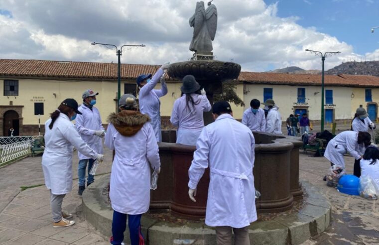 Estudiantes limpian fuentes de agua del tradicional San Blas