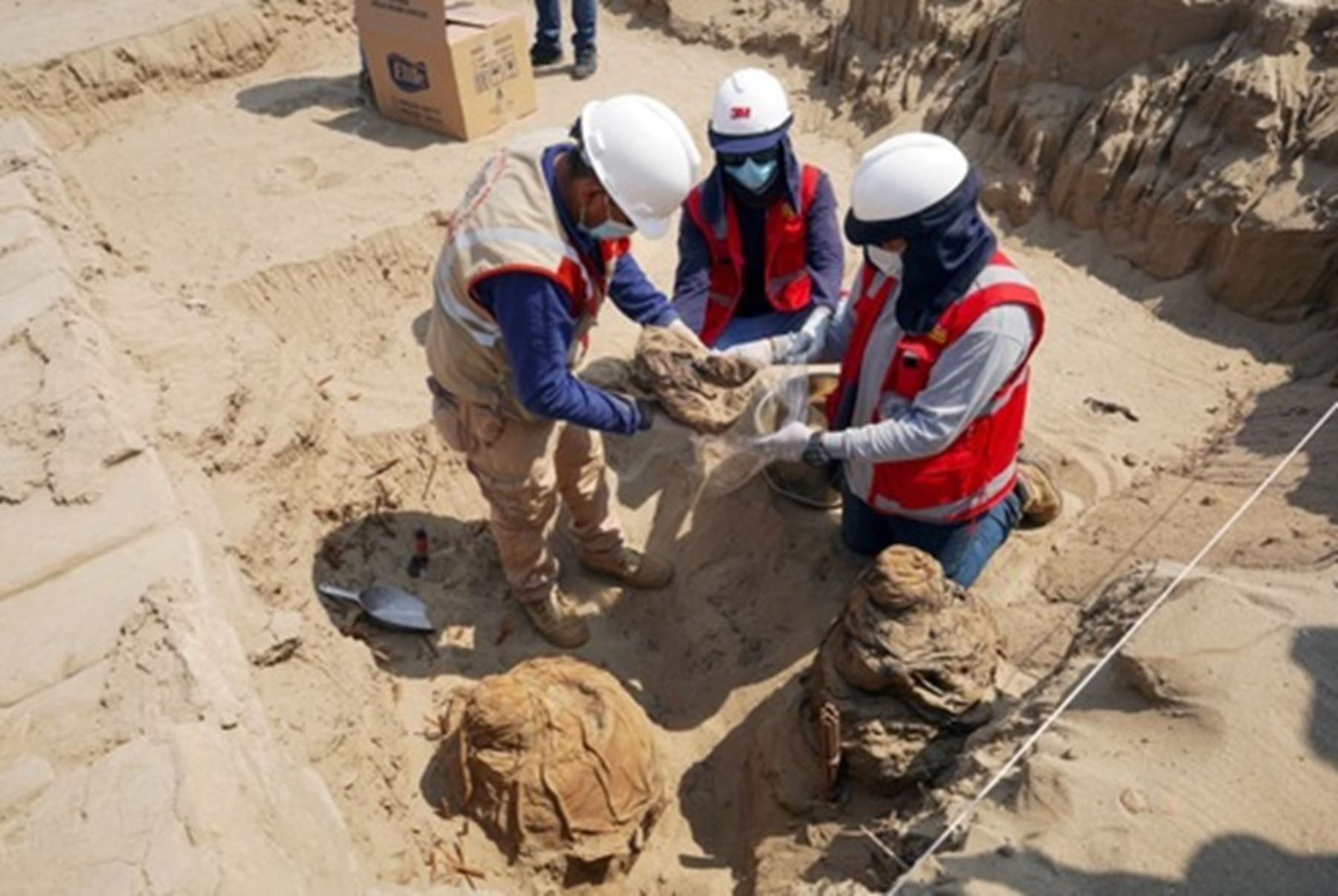 Lee más sobre el artículo Desentierran 4 fardos funerarios de hace 800 años en Huacachina Seca