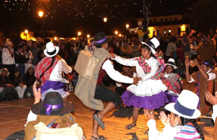 Comparsas participan del Corso por el Turismo en el centro histórico