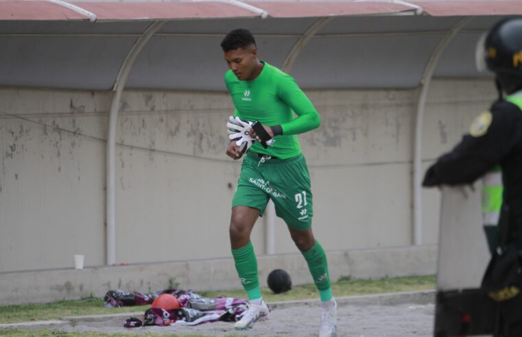 Cabezudo regaló su camiseta a su suegra por la goleada