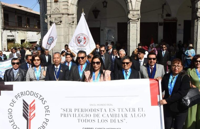 Periodistas participaron de la ceremonia de izamiento de banderas