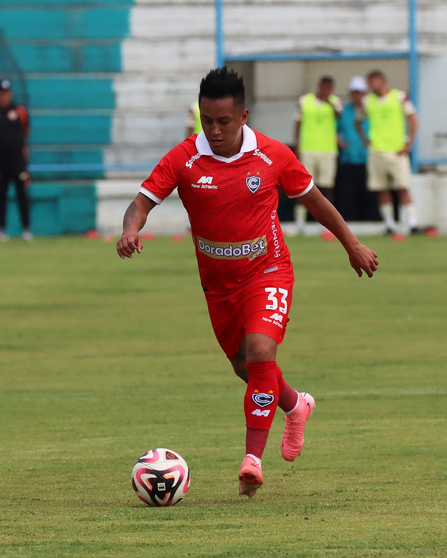 Cueva entrenó con Cienciano, se queda el 2025