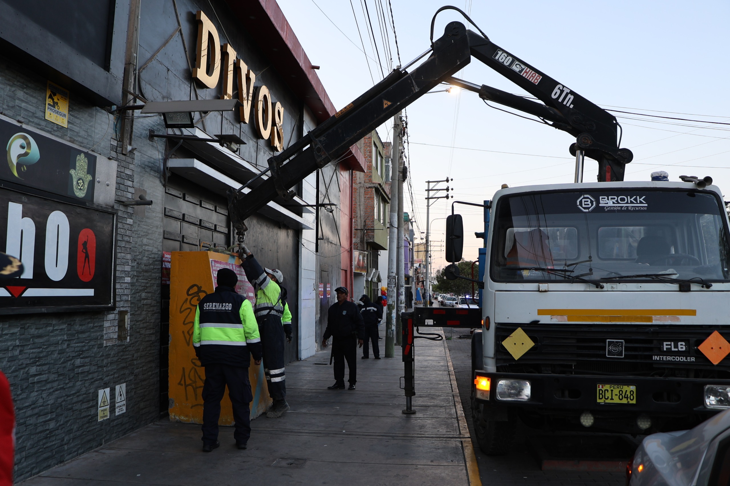 Municipio de Bustamante y Rivero clausura discotecas en Av. Dolores