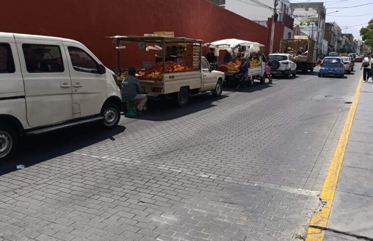 Descontrol del comercio ambulatorio en la primera cuadra de la Calle Pizarro en Arequipa