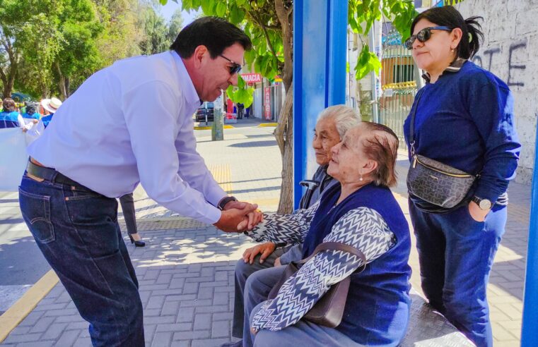 Adultos mayores marchan para concientizar sobre el alzheimer