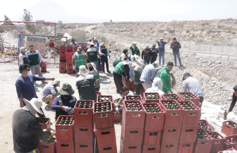 Desechan más de 10 mil litros de licor decomisado en locales clandestinos