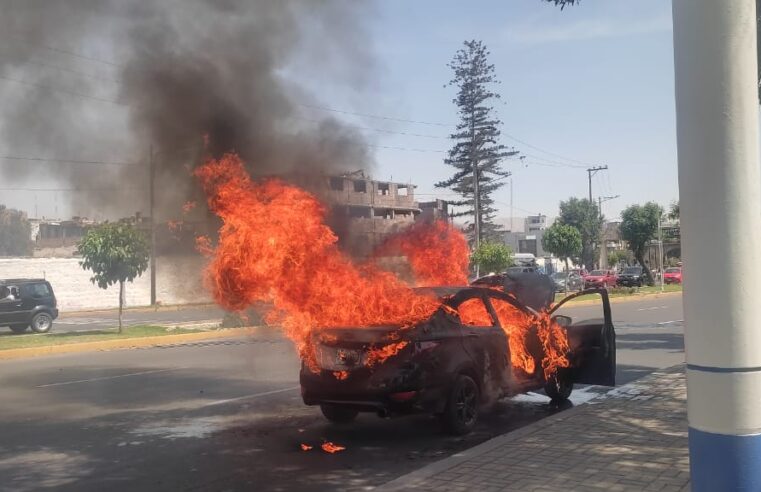 Taxi se incendia y conductor resulta herido en La Marina