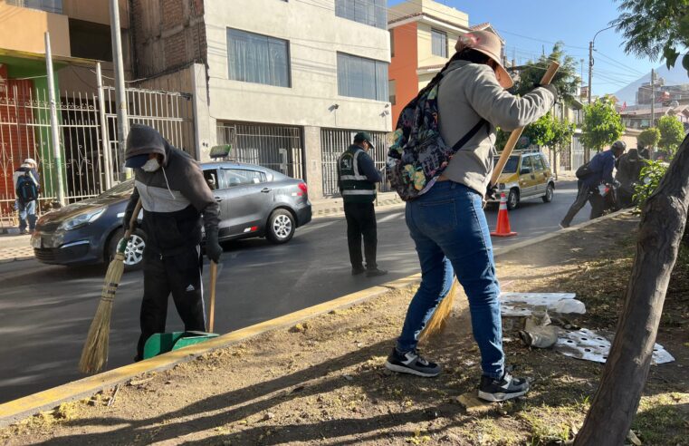 Comerciantes y artesanos participan en limpieza de calles de Arequipa