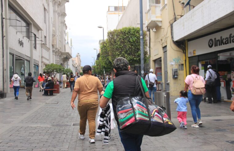 Desfase entre política y economía