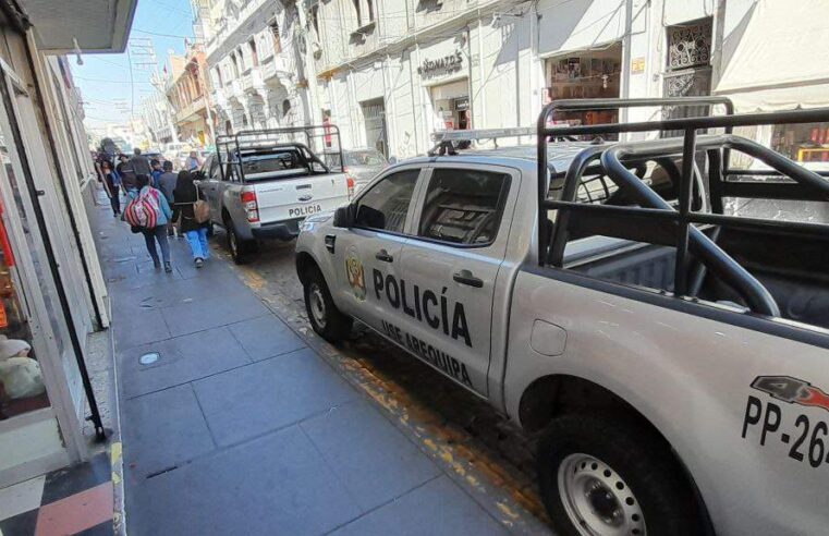 Calles del Centro Histórico usadas como playas de estacionamiento