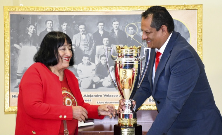 Cienciano recibió la copa en honor a su primer capitán