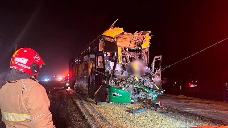 Dos fallecidos y cinco heridos deja choque entre tráiler y bus