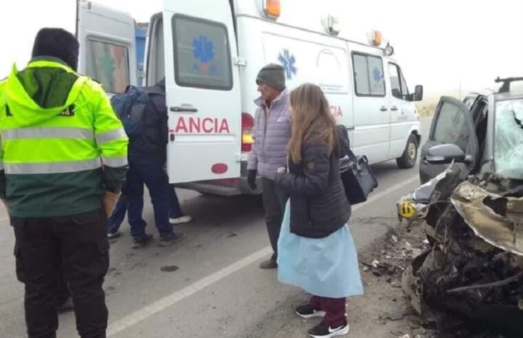 Carretera Central: 16 pasajeros salvan de morir tras choque entre miniván y auto