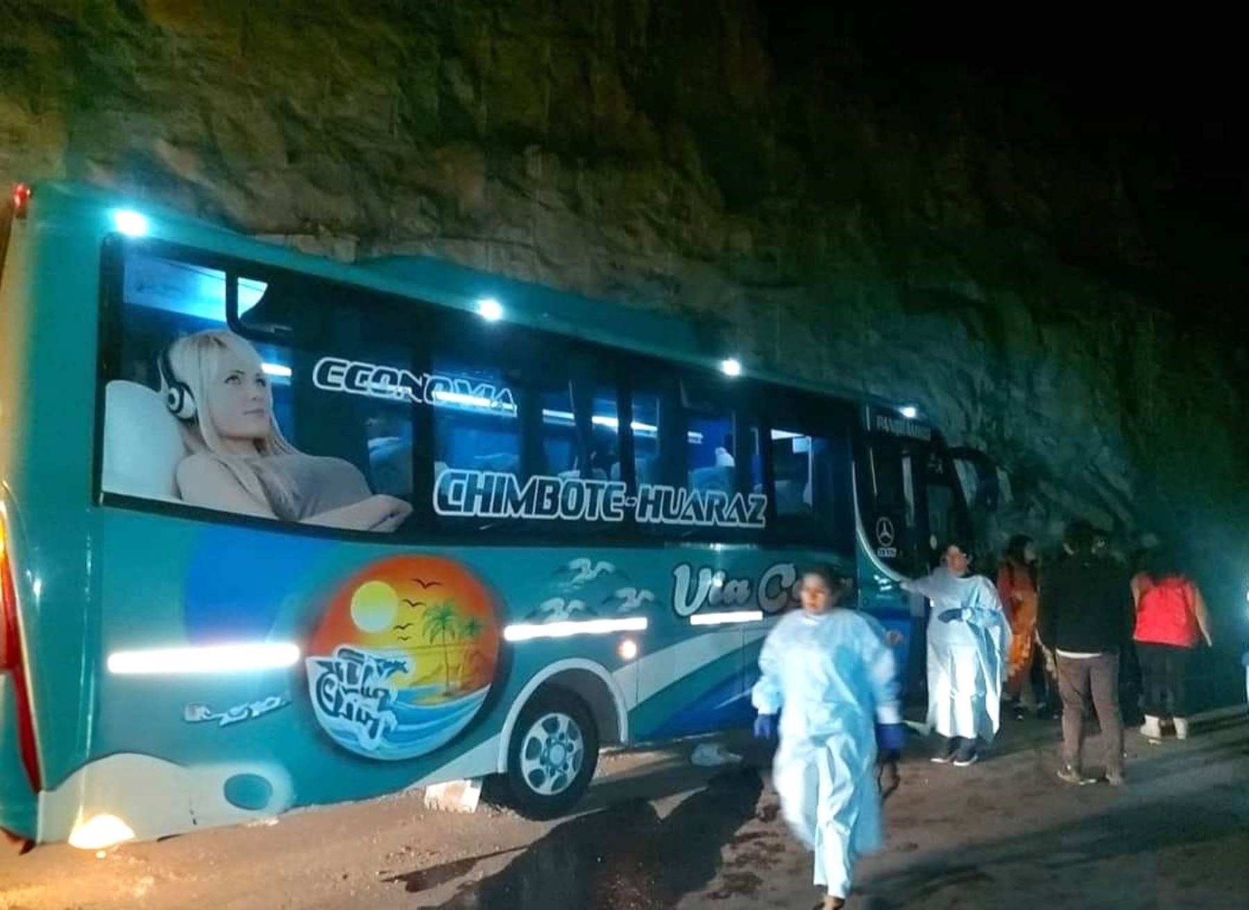 Bus interprovincial se estrella contra un cerro y pasajeros salvan de morir