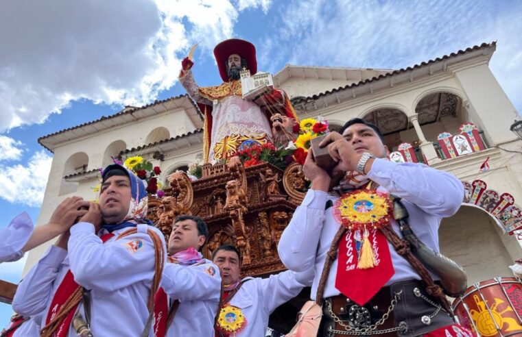 Pobladores y fieles en procesión de Doctor Patrón San Jerónimo