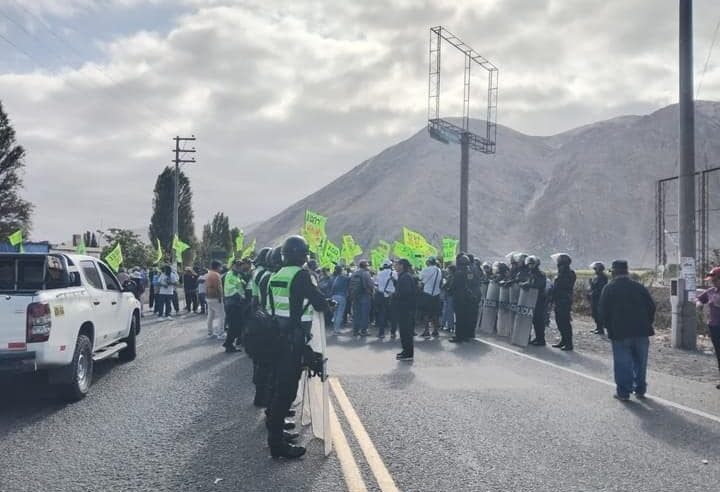 Bloqueos y enfrentamientos en la huelga contra Tía María en Islay