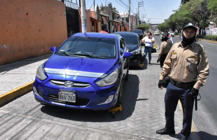 Realizan operativos para recuperar vías invadidas para venta de autos en Av. Dolores