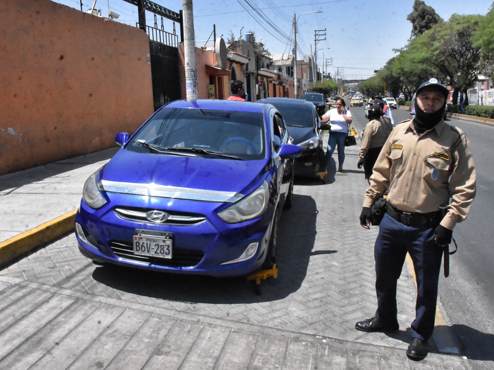 Realizan operativos para recuperar vías invadidas para venta de autos en Av. Dolores