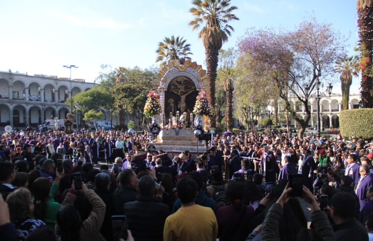 Iniciaron las procesiones del Señor de los Milagros 