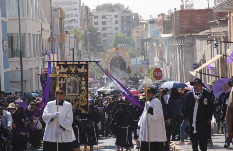 Fieles arequipeños se regocijan en procesión del Señor de los Milagros 