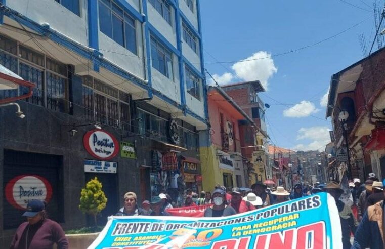 Puno: manifestantes rompen cordón policial en desfile cívico militar