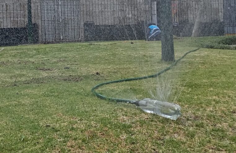 Riegan parques con botellas agujereadas en el Cercado