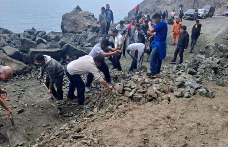 Conductores ayudan a liberar la Carretera Panamericana Sur tras caída de rocas