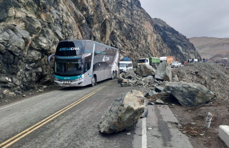 Restringen viajes a Lima por caída de rocas en la Panamericana Sur