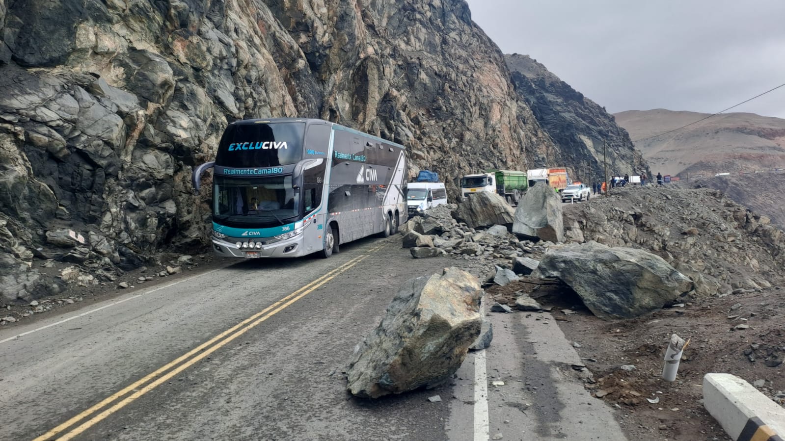 Restringen viajes a Lima por caída de rocas en la Panamericana Sur