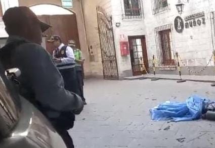 Obrero muere tras caer del tercer piso en la calle Peral